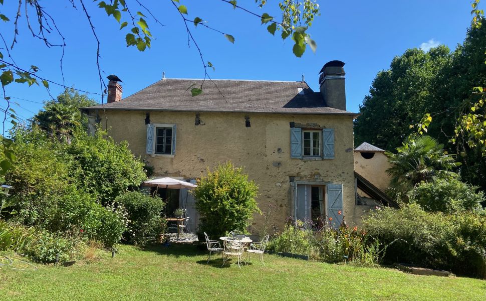Superb ferme a quatre corps dans les vignes de Jurancon